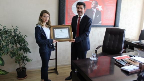 Ankara Ahilik Haftası Fotoğraf Yarışmasında Birinci Olan Öğrencimiz İlçe Milli Eğitim Müdürümüzü Ziyaret Etti.