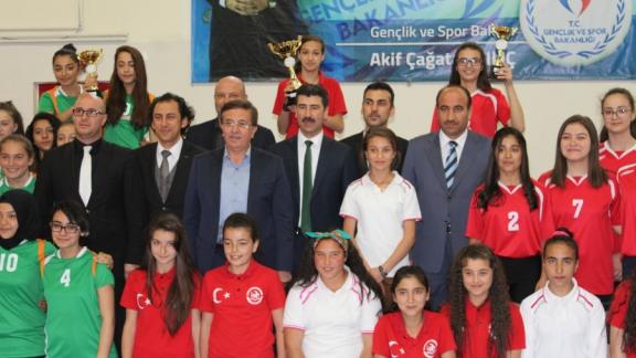Pursaklar Ortaokul ve Liseler Arası Kız Voleybol Turnuvası Kupa Töreni Pursaklar İlçe Spor Müdürlüğünde yapıldı.