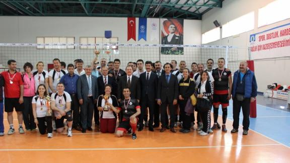 İlçe Milli Eğitim Müdürlüğümüzün Düzenlediği İlçeler Arası Öğretmenler Voleybol Turnuvası Kupa Töreni Yapıldı