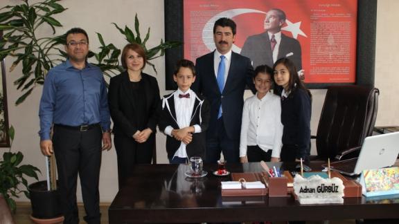 Öyküleriyle Türkülerimiz Yarışmasında Ankara Birincisi Olan Öğrenciler İlçe Milli Eğitim Müdürümüzü Ziyaret Etti.