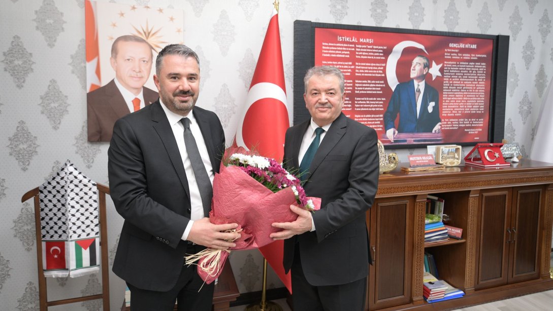 İlçe Milli Eğitim Müdürümüz Mustafa Kılıçgil'e 24 Kasım Öğretmenler Günü Münasebetiyle Tebrik Ziyaretleri Düzenlendi.