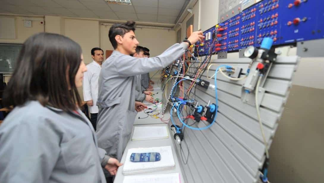 SEKTÖR İÇİ OKUL, SEKTÖRE ENTEGRE OKUL, BÖLGE OKULU VE İHTİSASLAŞMIŞ MESLEK LİSELERİ YAYGINLAŞTIRILACAK